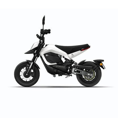 Stranski pogled električnega skuterja Tromox Mino v črno-beli izvedbi.