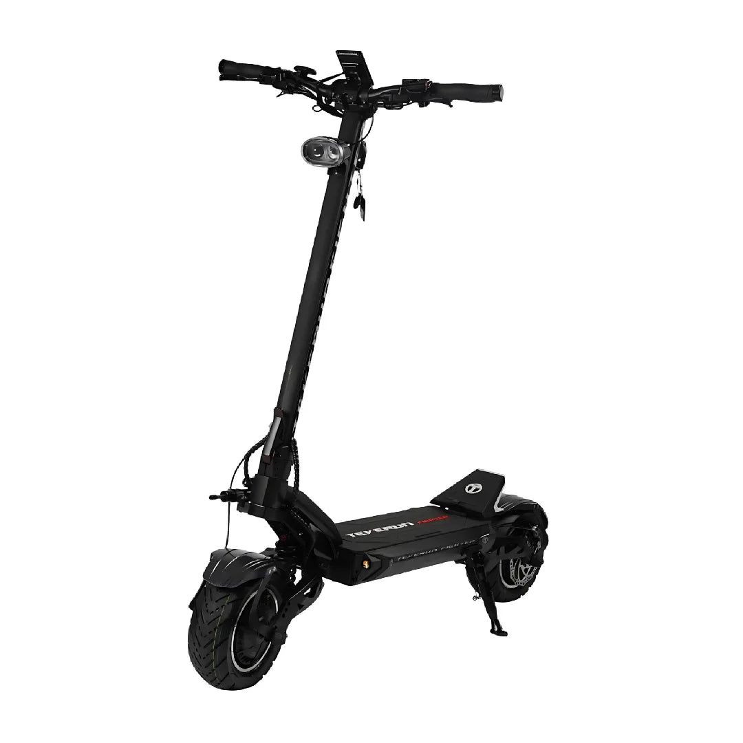 Električni skiro Teverun Fighter 11 Plus, s elegantnim črnim dizajnom in robustnimi pnevmatikami.