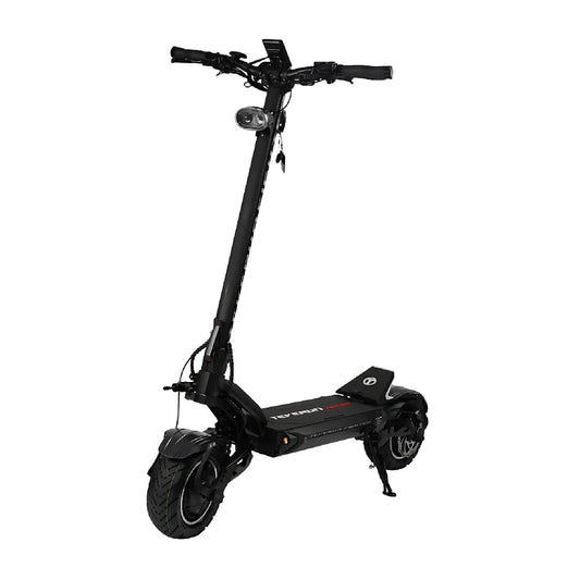 Električni skiro Teverun Fighter 11 Plus, s elegantnim črnim dizajnom in robustnimi pnevmatikami.
