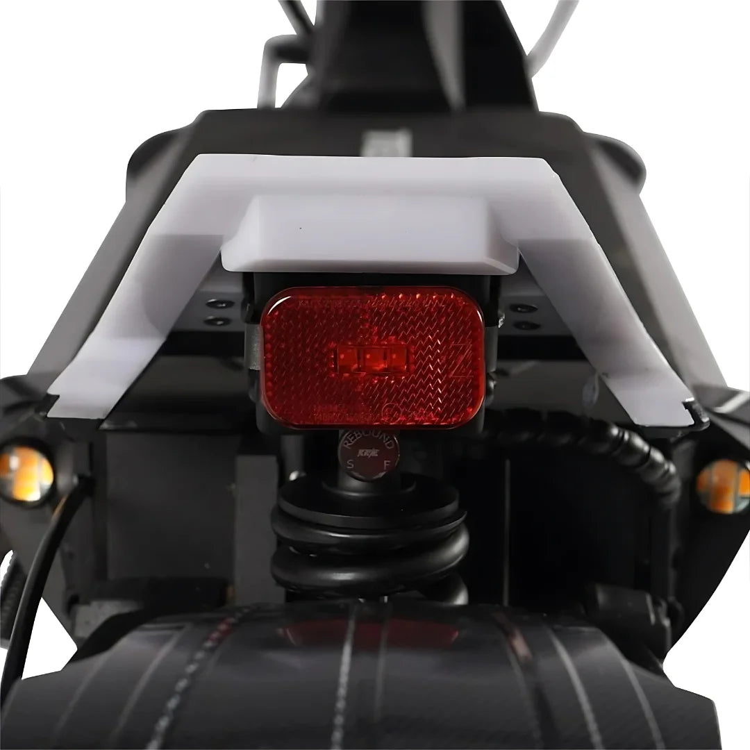 Od blizu posnet zadnja luč in vzmetenje električnega skiroja Teverun Fighter 11 Plus.