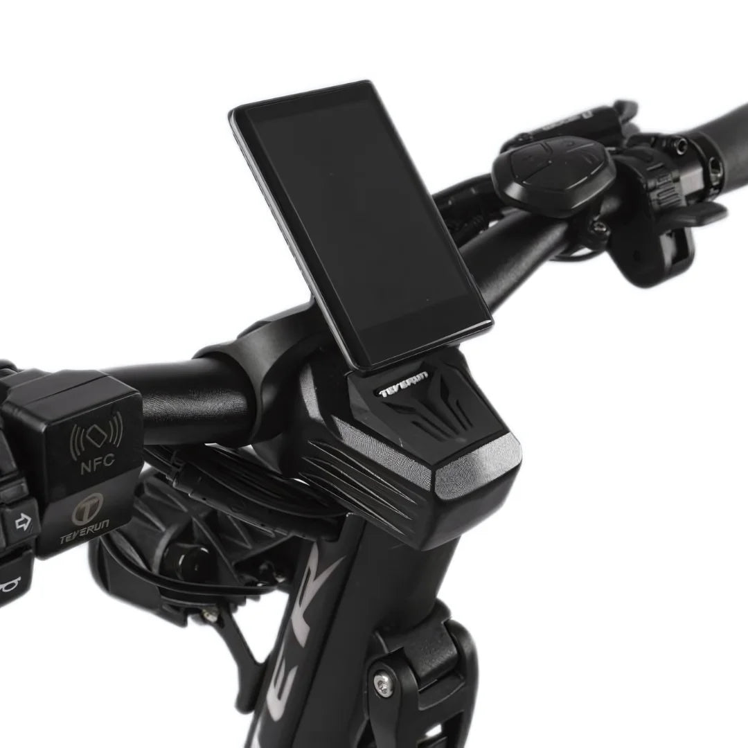 Od blizu posneto krmilo električnega skiroja Teverun Fighter 11 Plus z zaslonom.