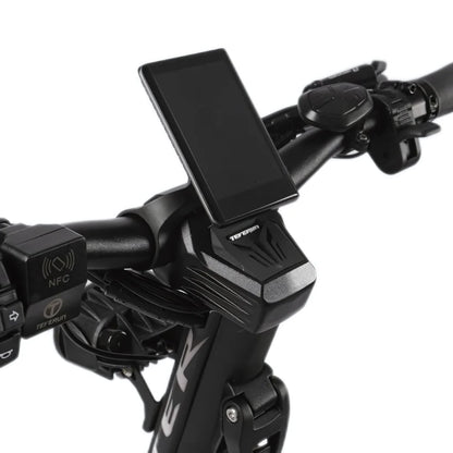 Od blizu posneto krmilo električnega skiroja Teverun Fighter 11 Plus z zaslonom.