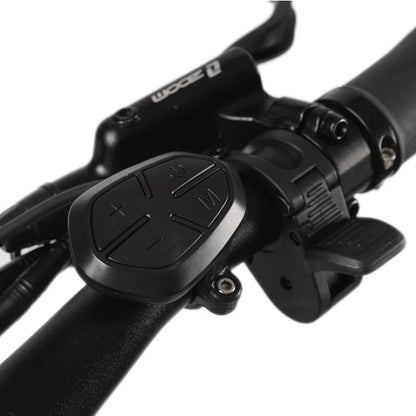 Od blizu prikazane kontrole na krmilu električnega skiroja Teverun Fighter 11 Plus.