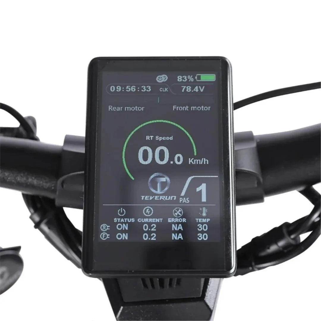 Posnetek od blizu prikazuje zaslon električnega skiroja Teverun Fighter 11 Plus, ki prikazuje hitrost in stanje baterije.