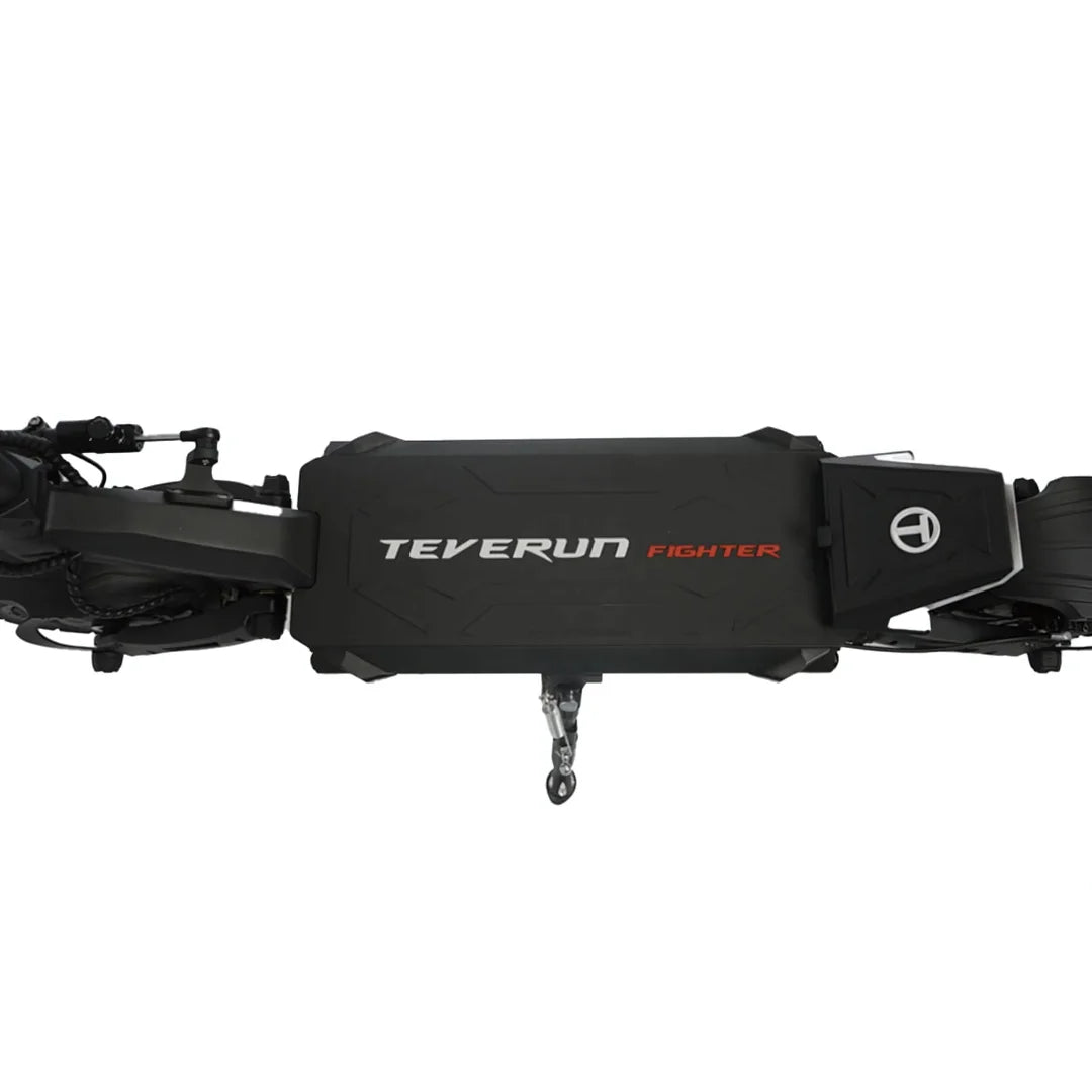 Pogled od zgoraj na električni skiro Teverun Fighter 11 Plus, ki prikazuje njegovo elegantno obliko.