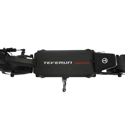 Pogled od zgoraj na električni skiro Teverun Fighter 11 Plus, ki prikazuje njegovo elegantno obliko.