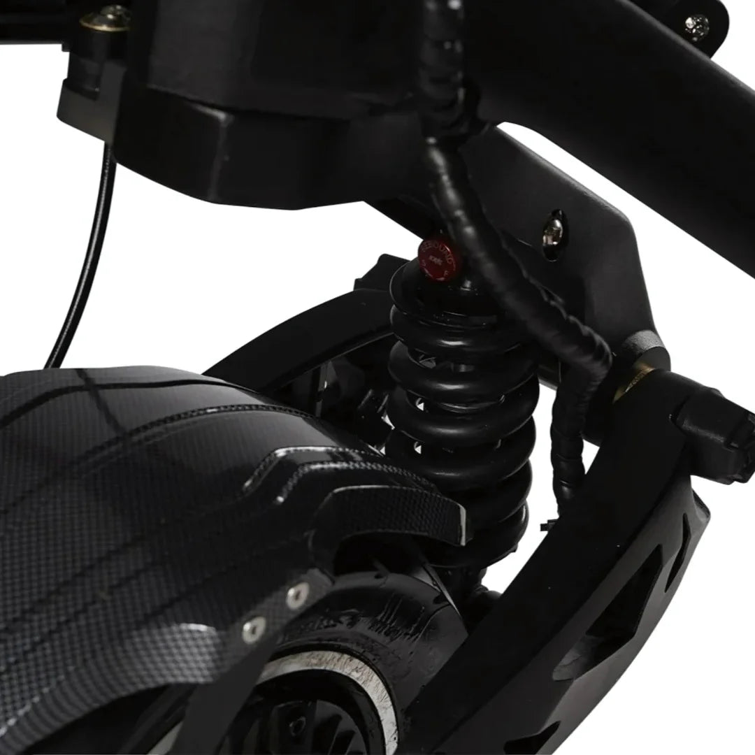 Od blizu električni skiro Teverun Fighter 11 Plus, ki prikazuje svoj sistem vzmetenja.