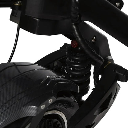 Od blizu električni skiro Teverun Fighter 11 Plus, ki prikazuje svoj sistem vzmetenja.