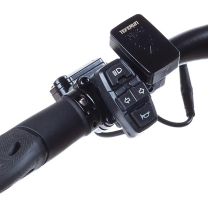 Izdelek je električni skiro, model Teverun Fighter Mini Pro 2025. Na sliki je vidna ročica skiroja z različnimi gumbi, ki omogočajo upravljanje funkcij, kot so luči in zvok. Ročaj je oblikovan za udobno držanje, kar omogoča enostavno uporabo med vožnjo.