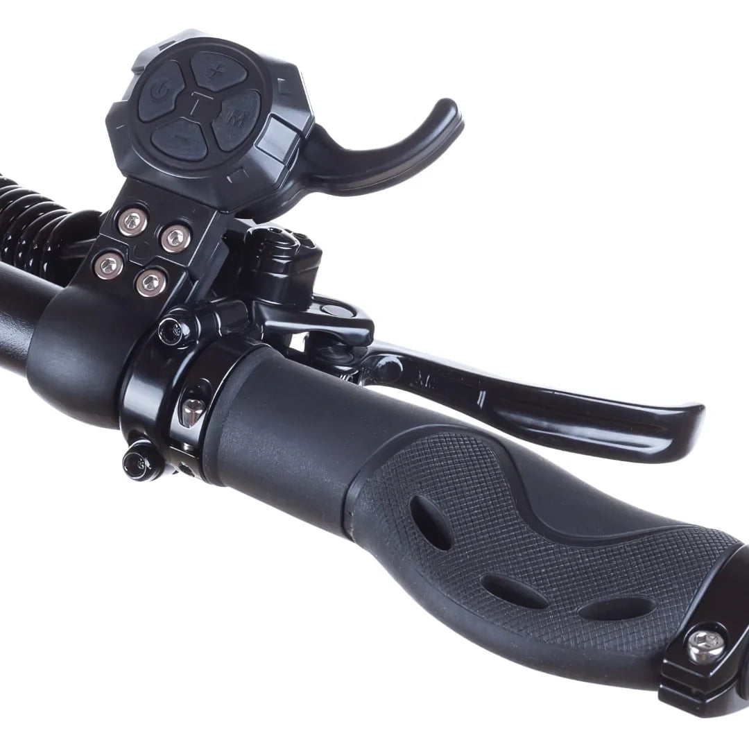 Izdelek je električni skiro, model Teverun Fighter Mini Pro 2025. Na sliki je prikazan del krmila, kjer so vidni ročaji in kontrolni gumbki za upravljanje. Ročaji so ergonomsko oblikovani za udobno vožnjo, kontrolni gumbki pa omogočajo enostavno upravljanje funkcij skiroja.