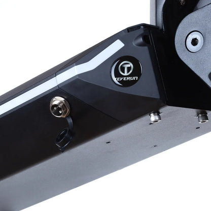 Izdelek je električni skiro, model Teverun Fighter Mini Pro 2025. Na sliki je vidna podrobnost iz ohišja skiroja, ki vključuje logotip znamke Teverun ter priključek za polnjenje. Ohišje je zasnovano v črni barvi z elementi, ki dodajajo estetski videz.