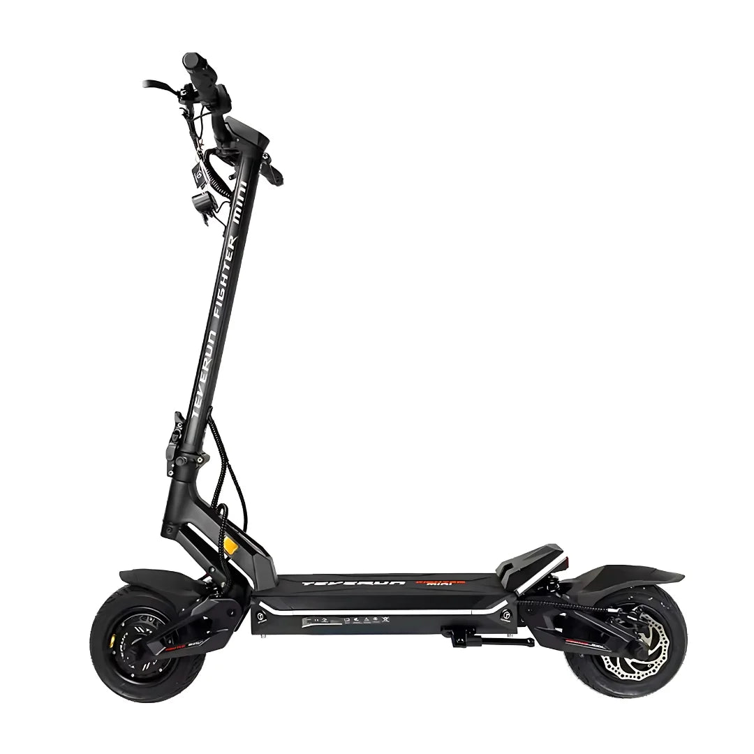 Izdelek je električni skiro, znamke Teverun, model Fighter Mini Pro 2025. Na sliki je prikazan skiro v črni barvi, ki ima robustno konstrukcijo, široko platformo za stojišče in velike pnevmatike. Vidni so tudi krmilo in zavore, kar nakazuje na funkcionalnost in udobje pri vožnji.