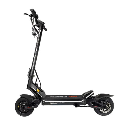 Izdelek je električni skiro, znamke Teverun, model Fighter Mini Pro 2025. Na sliki je prikazan skiro v črni barvi, ki ima robustno konstrukcijo, široko platformo za stojišče in velike pnevmatike. Vidni so tudi krmilo in zavore, kar nakazuje na funkcionalnost in udobje pri vožnji.