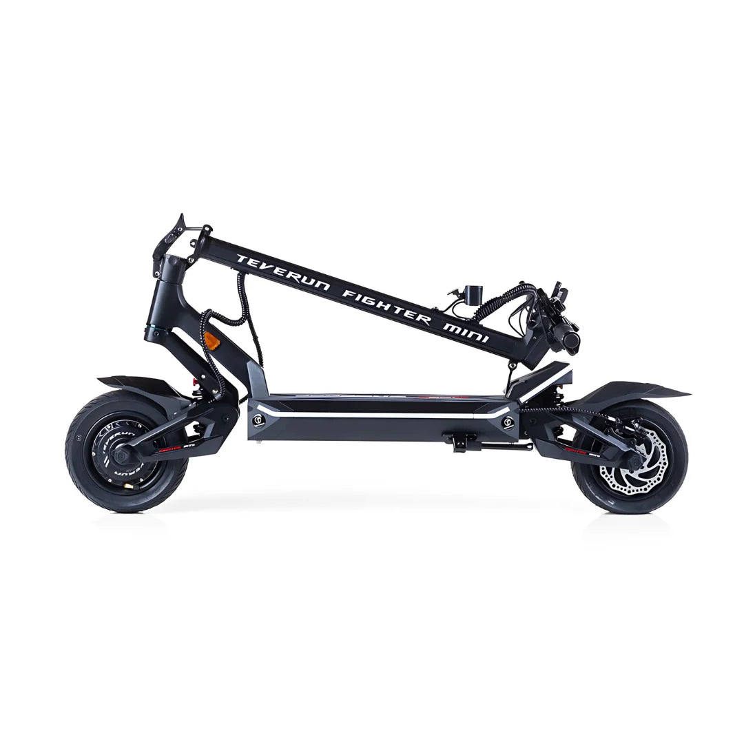 Električni skiro Teverun Fighter Mini, kompaktna zasnova z elegantnim črnim okvirjem in robustnimi kolesi.