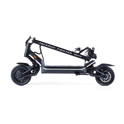 Električni skiro Teverun Fighter Mini, kompaktna zasnova z elegantnim črnim okvirjem in robustnimi kolesi.