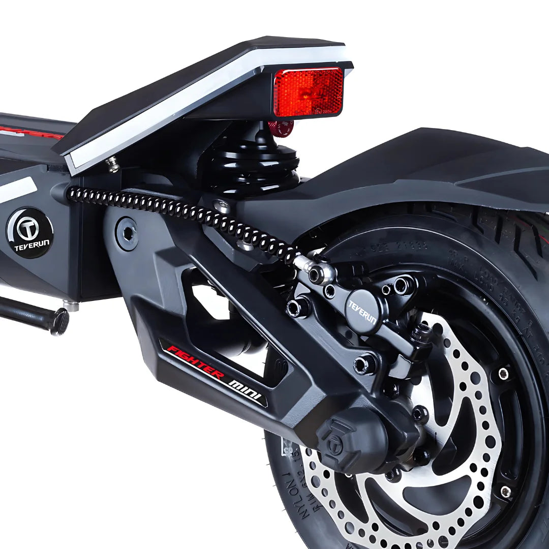 Od blizu zadnje kolo in sistem vzmetenja električnega skiroja Teverun Fighter Mini.
