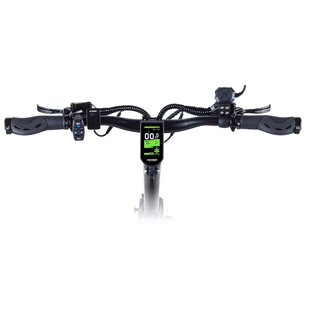 Izdelek je električni skiro, znamke Teverun, model Fighter Mini Pro iz leta 2025. Na sliki je prikazan nadzorni del skiroja, kjer so vidni ročaji, digitalni zaslon ter različni gumbi za upravljanje. Zaslon prikazuje podatke, kot so hitrost in nivo baterije, kar omogoča enostavno spremljanje med vožnjo.