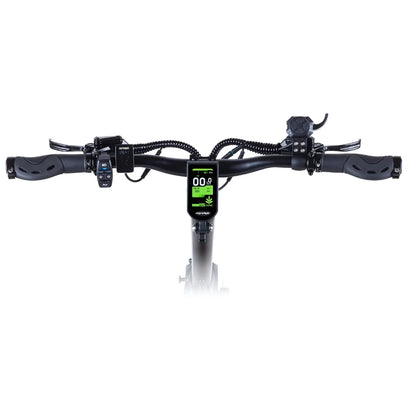 Izdelek je električni skiro, znamke Teverun, model Fighter Mini Pro iz leta 2025. Na sliki je prikazan nadzorni del skiroja, kjer so vidni ročaji, digitalni zaslon ter različni gumbi za upravljanje. Zaslon prikazuje podatke, kot so hitrost in nivo baterije, kar omogoča enostavno spremljanje med vožnjo.