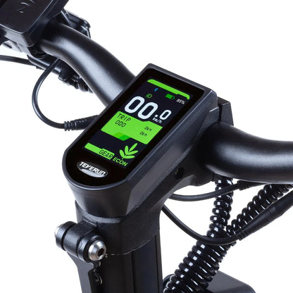 Izdelek je električni skiro, znamke Teverun, model Fighter Mini Pro 2025. Na sliki je prikazan del krmila skiroja, kjer je nameščen digitalni zaslon. Zaslon prikazuje hitrost (0 km/h), skupno prevoženo razdaljo (0 km) ter stanje baterije (85%). Vidne so tudi različne informacije o načinu vožnje in funkcijah skiroja.