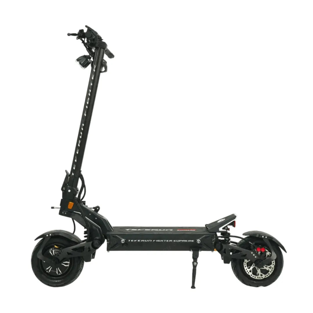 Izdelek na sliki je električni skiro, znamke Teverun, model Fighter Supreme 7260 Ultra. Na sliki je prikazan skiro v črni barvi, s širokim in robustnim okvirjem, velikimi kolesi ter zavorami, kar nakazuje na njegovo zmogljivost in stabilnost. Vidna je tudi upravljalna palica z ročaji in kontrolami, kar omogoča enostavno upravljanje.