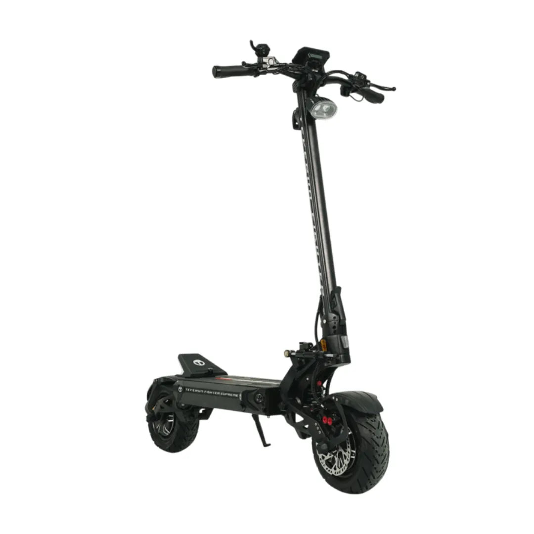 Izdelek je električni skiro znamke Teverun, model Fighter Supreme 7260 Ultra. Na sliki je prikazan skiro z robustnim okvirjem, širokimi pnevmatikami in močnimi zavorami. Vidni so tudi krmili s prikazovalnikom in svetilko spredaj, kar nakazuje na njegovo funkcionalnost in zmogljivost. Skoro je zasnovan za udobno in varno vožnjo.