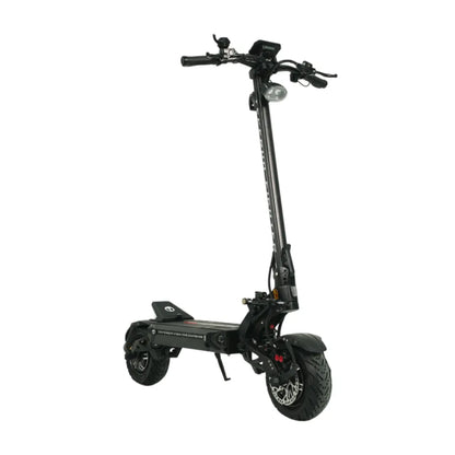 Izdelek je električni skiro znamke Teverun, model Fighter Supreme 7260 Ultra. Na sliki je prikazan skiro z robustnim okvirjem, širokimi pnevmatikami in močnimi zavorami. Vidni so tudi krmili s prikazovalnikom in svetilko spredaj, kar nakazuje na njegovo funkcionalnost in zmogljivost. Skoro je zasnovan za udobno in varno vožnjo.