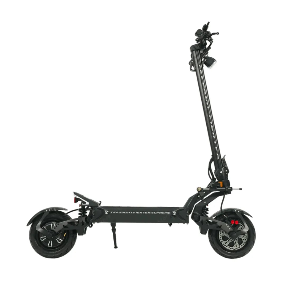 Izdelek je električni skiro, znamke Teverun, model Fighter Supreme 7260 Ultra. Na sliki je prikazan skiro v črni barvi s širokimi kolesi in robustno konstrukcijo. Vidna sta tudi krmilo in luči, kar nakazuje na njegovo uporabnost v različnih svetlobnih pogojih. Skuter je zasnovan za udobno in stabilno vožnjo.