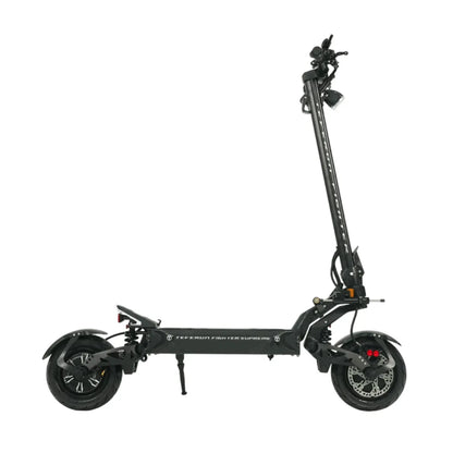 Izdelek je električni skiro, znamke Teverun, model Fighter Supreme 7260 Ultra. Na sliki je prikazan skiro v črni barvi s širokimi kolesi in robustno konstrukcijo. Vidna sta tudi krmilo in luči, kar nakazuje na njegovo uporabnost v različnih svetlobnih pogojih. Skuter je zasnovan za udobno in stabilno vožnjo.