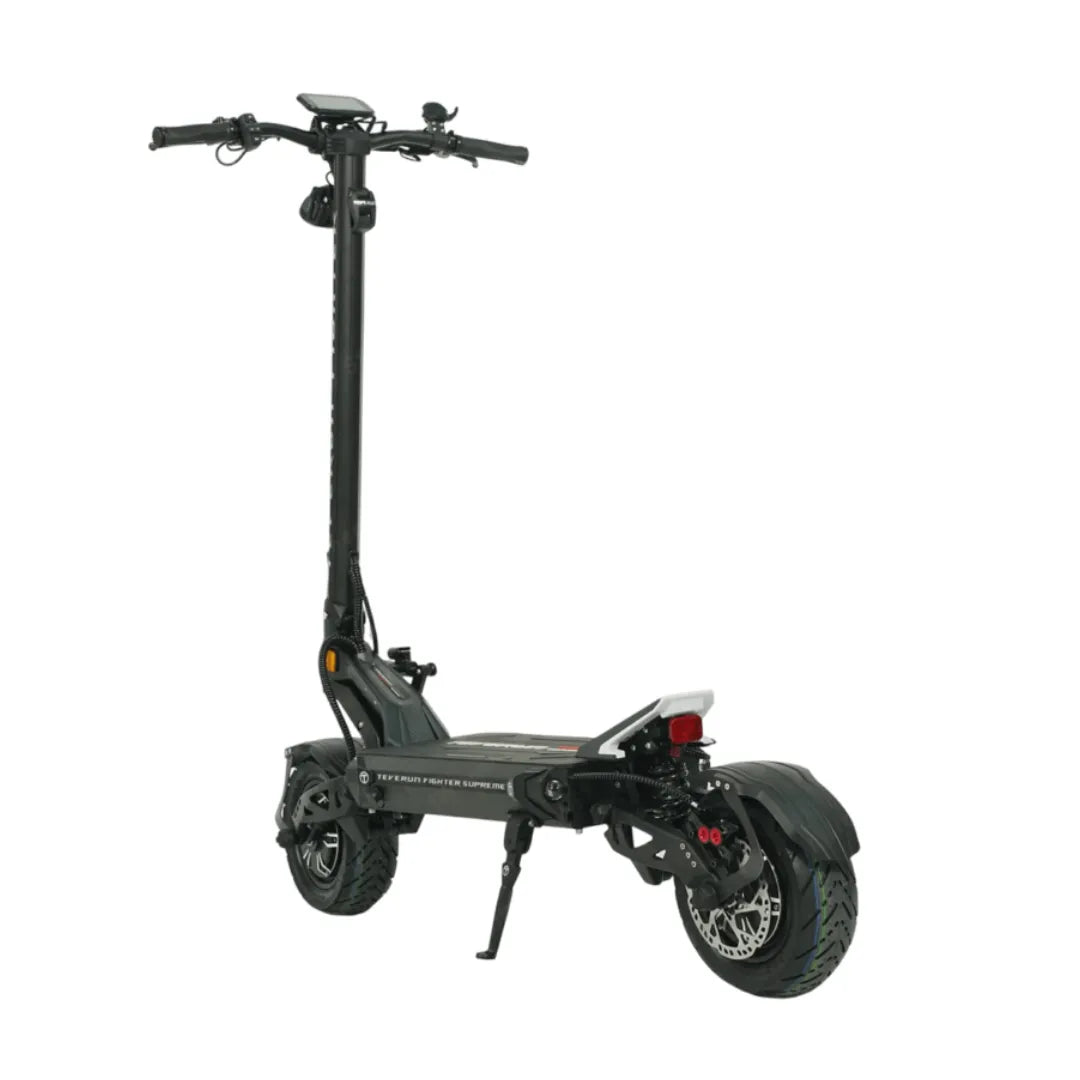 Izdelek je električni skiro znamke Teverun, model Fighter Supreme 7260 Ultra. Na sliki je prikazan skiro v črni barvi, z robustnim okvirjem in širokimi pnevmatikami, kar kaže na njegovo zmogljivost in stabilnost. Vidni so tudi krmili in zaslon, ki omogoča nadzor hitrosti in drugih funkcij. Skiro ima tudi zadnje luči in zavorni sistem, kar povečuje varnost pri vožnji.