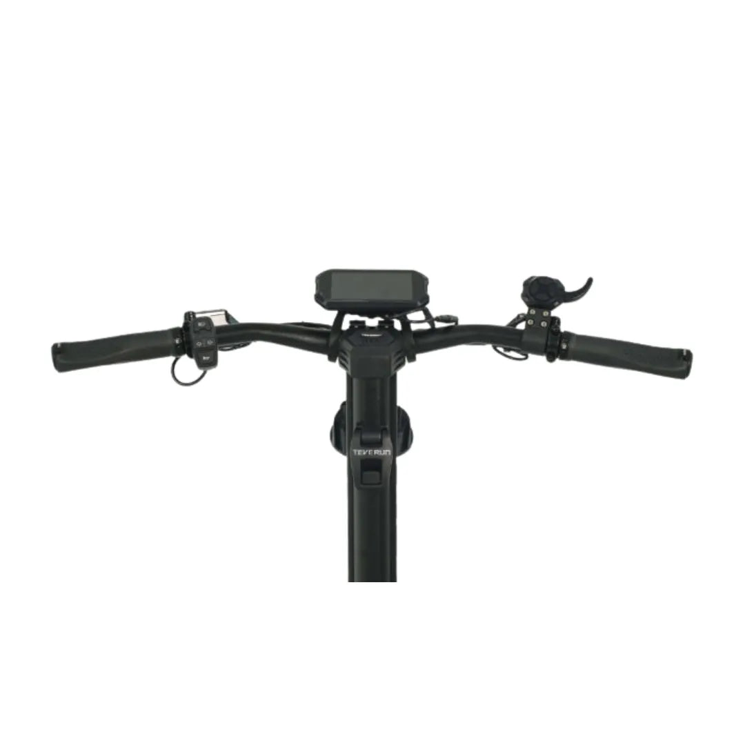 Izdelek je električni skiro, model Teverun Fighter Supreme 7260 Ultra. Na sliki je prikazan nadzorni del skiroja, ki vključuje krmilo s prijemali, zaslon za prikaz informacij ter ročico za zavoro. Celoten dizajn je eleganten in sodoben, kar nakazuje na visoko kakovost in zmogljivost.