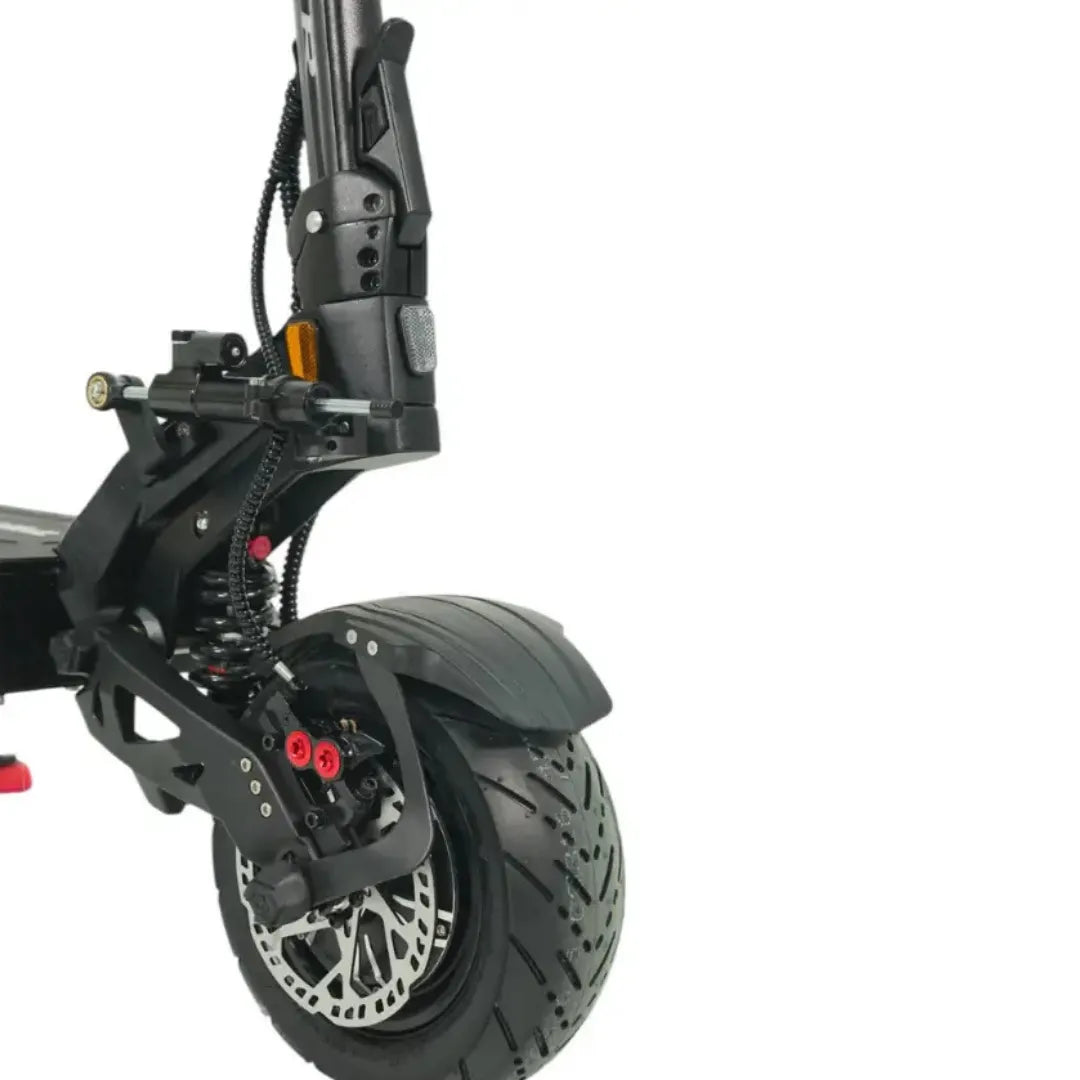 Izdelek je električni skiro, znamke Teverun, model Fighter Supreme 7260 Ultra. Na sliki je prikazan del skiroja, vključno z zadnjim kolesom, ki ima široko pnevmatiko in disk zavore. Vidna je tudi vzmetna enota ter del okvirja, kar nakazuje na robustno konstrukcijo in zmogljivost skiroja.