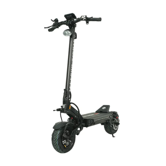 Izdelek je električni skiro, znamke Teverun, model Fighter Supreme 7260 Ultra. Na sliki je prikazan skiro s črnim okvirjem, širokimi pnevmatikami in ergonomskimi krmili. Vidna je tudi sprednja luč, kar nakazuje na možnost vožnje v slabših svetlobnih pogojih. Skuter ima robustno konstrukcijo, kar kaže na njegovo zmogljivost in stabilnost med vožnjo.