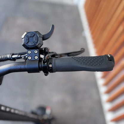 Izdelek je električni skiro, model Teverun Fighter Supreme 7260 Ultra. Na sliki je prikazan del krmila, ki vključuje ročaj in kontrolno enoto. Ročaj ima teksturirano površino za boljši oprijem, medtem ko je kontrolna enota opremljena s številnimi gumbi za upravljanje funkcij skiroja. Ozadje je preprosto in nevtralno, kar omogoča, da izdelek izstopa.