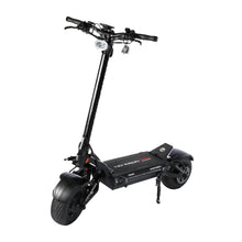 Električni skiro Teverun Fighter Supreme 7260r z elegantnim črnim dizajnom in robustnimi pnevmatikami.