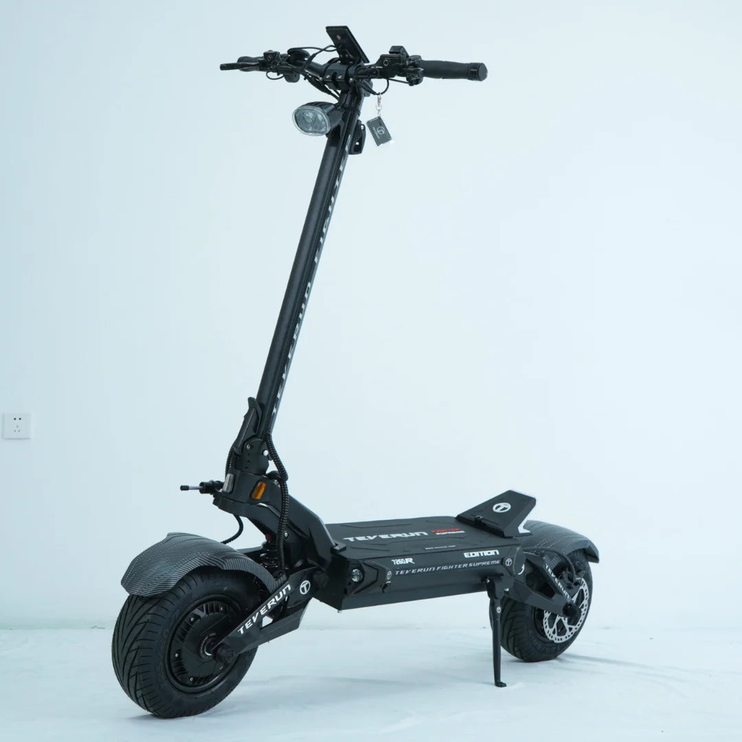 Električni skiro Teverun Fighter Supreme 7260r na belem ozadju, ki prikazuje njegovo elegantno obliko.