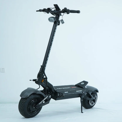 Električni skiro Teverun Fighter Supreme 7260r na belem ozadju, ki prikazuje njegovo elegantno obliko.