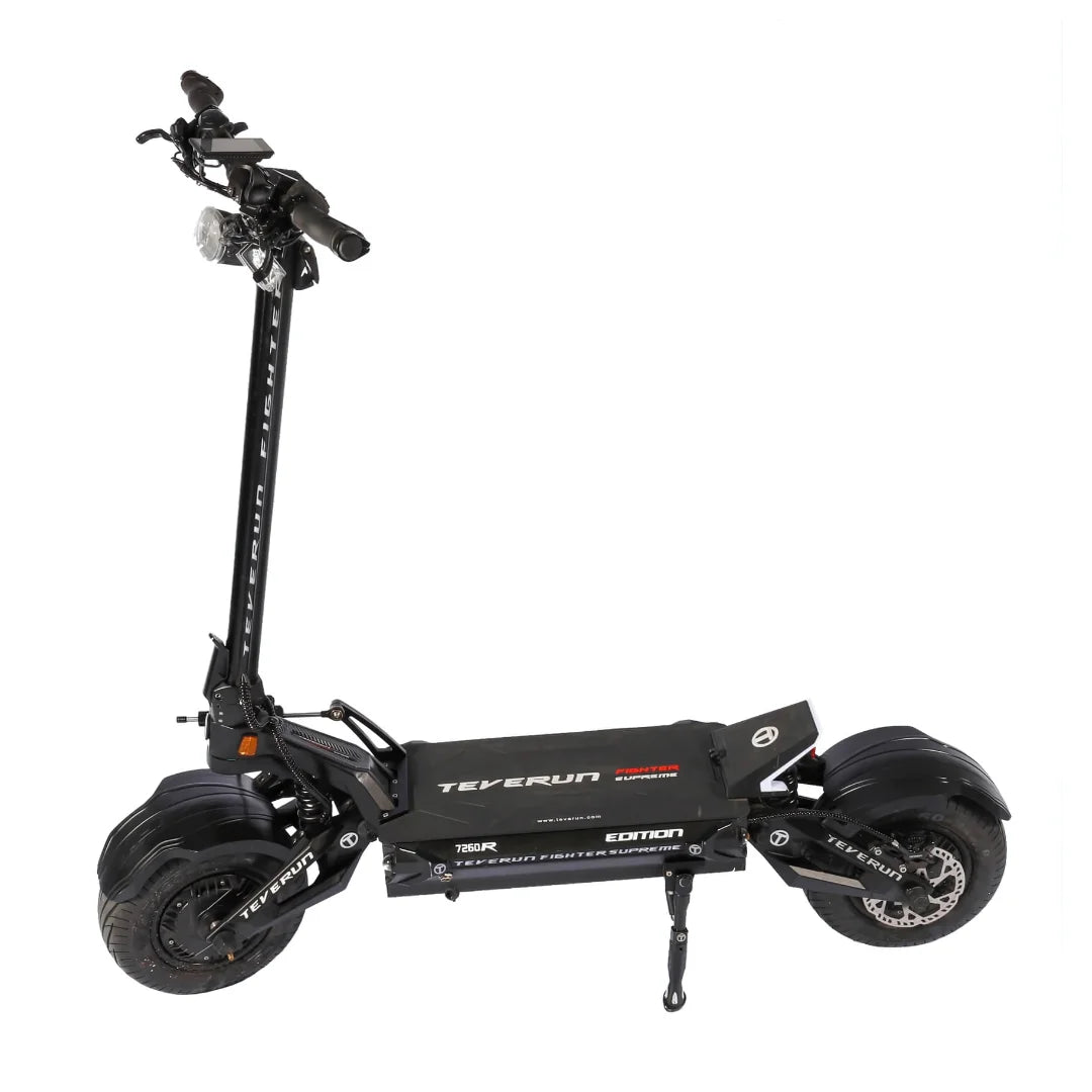Električni skiro Teverun Fighter Supreme 7260R, ki se ponaša z elegantno črno obliko in robustnimi pnevmatikami.