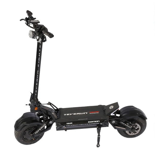 Električni skiro Teverun Fighter Supreme 7260R, ki se ponaša z elegantno črno obliko in robustnimi pnevmatikami.