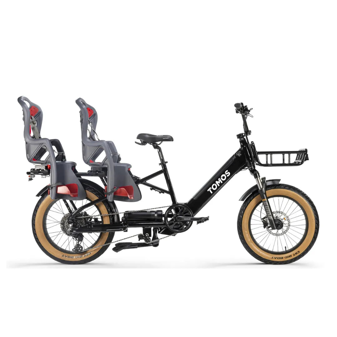 Električno kolo Tomos Cargo Fat 2 Longtail z dvema otroškima sedežema in širokimi pnevmatikami.