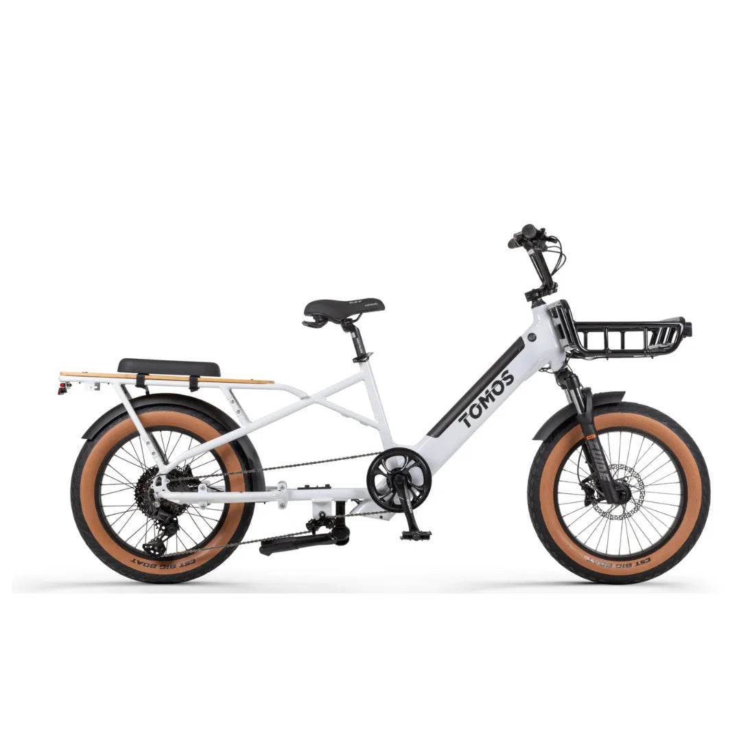Električno kolo Tomos Cargo Fat 2 Longtail v beli barvi z debelimi pnevmatikami in zadnjim prtljažnikom.