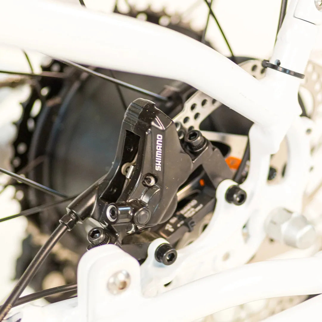 Od blizu posnet Shimano zavorni sistem na električnem kolesu Tomos Cargo Fat 2 Longtail.