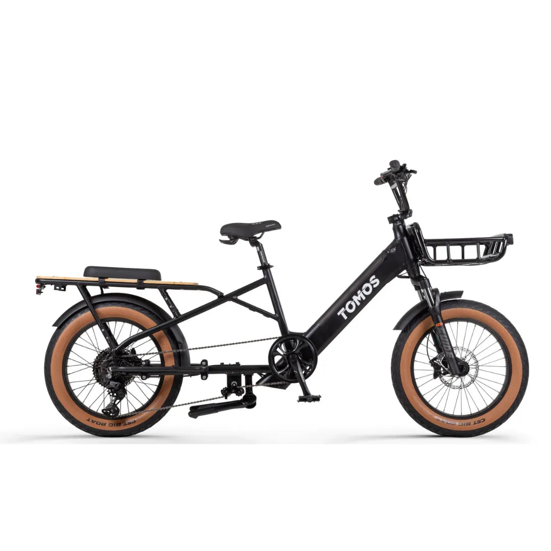 Električno kolo Tomos Cargo Fat 2 Longtail v elegantni črni barvi s širokimi pnevmatikami in lesenim prtljažnikom.