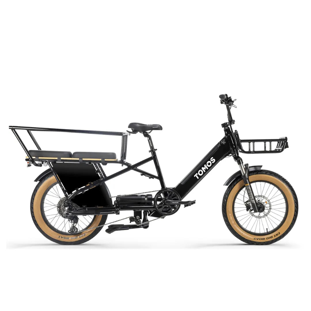 Električno kolo Tomos Cargo Fat 2 Longtail z elegantnim črnim okvirjem in debelimi pnevmatikami.