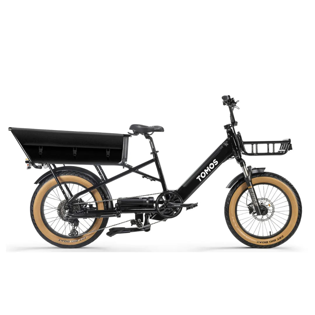 Črno električno kolo Tomos Cargo Fat 2 Longtail z veliko tovorno škatlo in debelimi pnevmatikami.