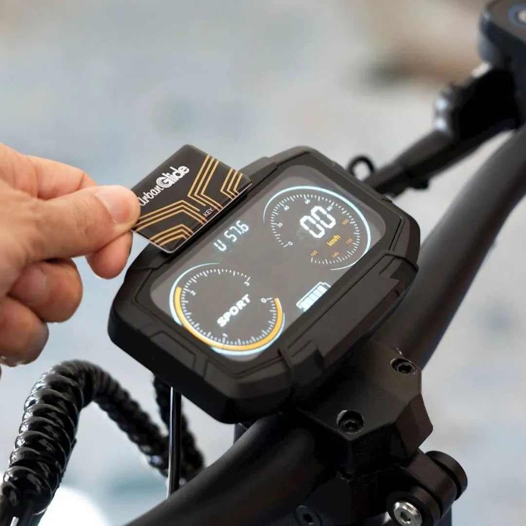 Posnetek od blizu zaslona električnega skiroja Urbanride 1000gt s kartico, ki je vstavljena vanj.