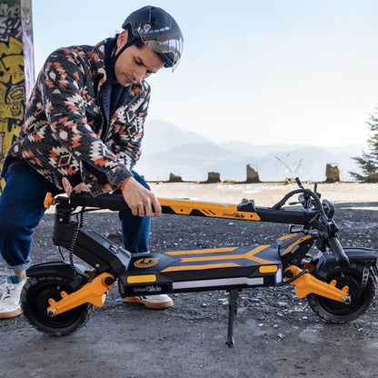 Moški prilagaja električni skiro Urbanride 1000gt v urbani pokrajini.