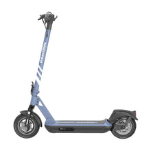 Električni skiro Urbanride 100 City v modri barvi, z elegantno obliko in robustnimi kolesi.