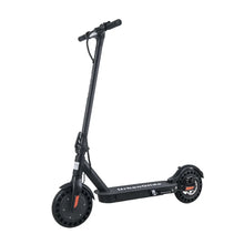 Električni skiro Urbanride 100xs, eleganten črn dizajn z velikimi kolesi in minimalističnim okvirjem.