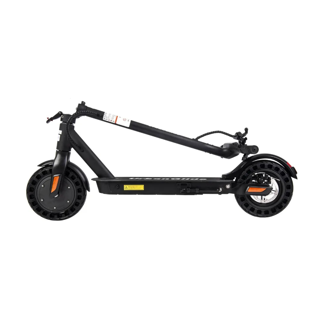 Zložen električni skiro Urbanride 100xs, ki prikazuje svojo elegantno črno obliko in kompaktno zasnovo.