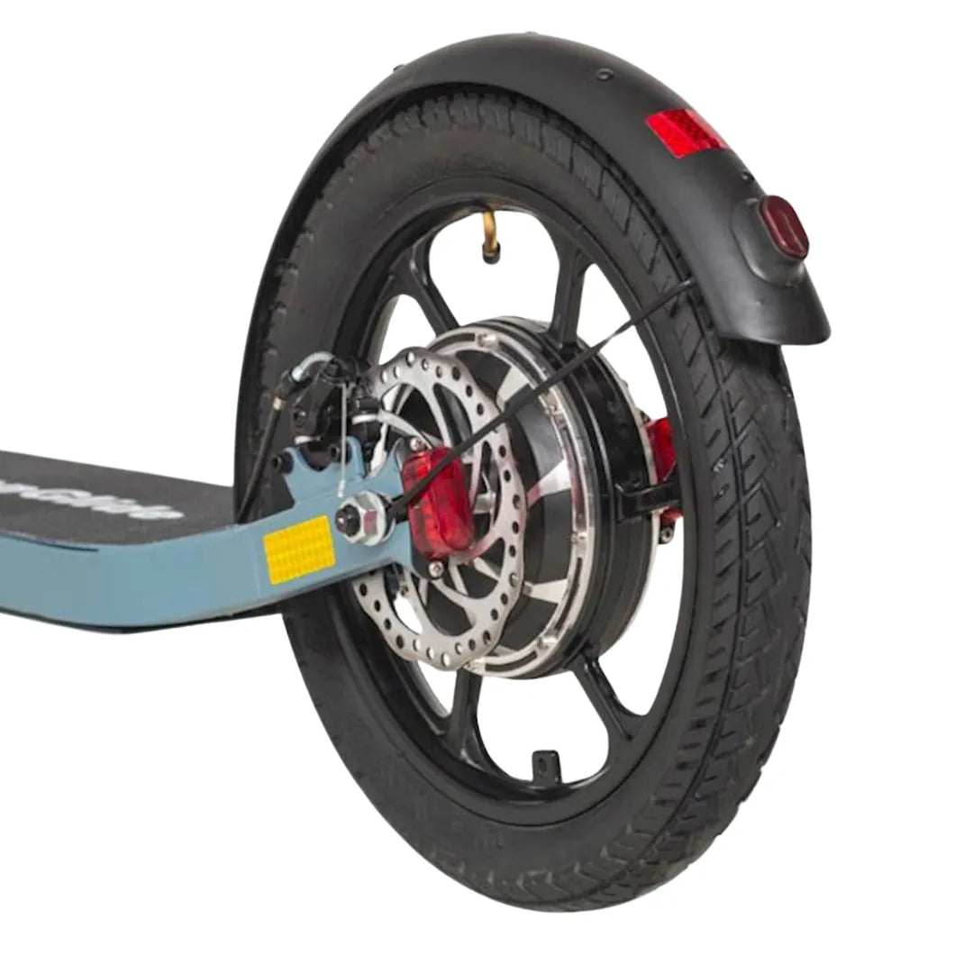 Od blizu zadnje kolo in zavorni sistem električnega skiroja Urbanride 160 City.
